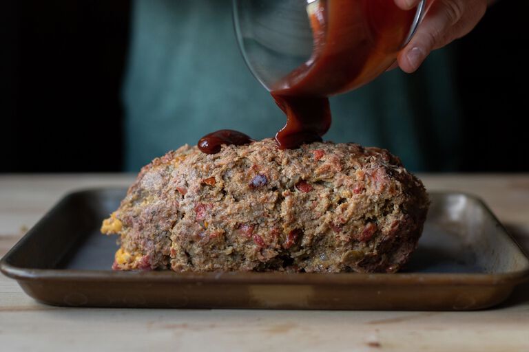 adding sauce to meatloaf