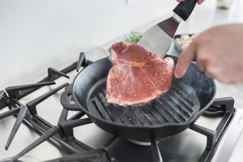 12&quot; Seasoned Cast Iron Skillet with Ribs