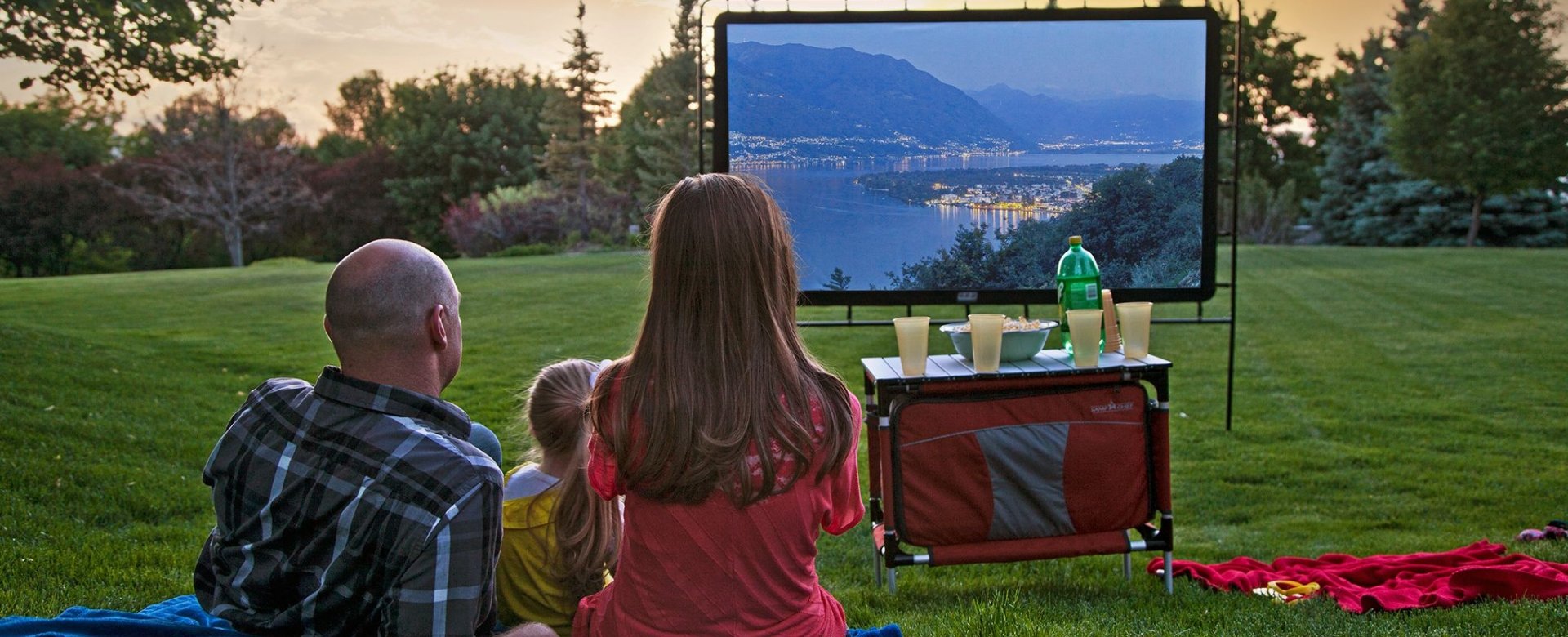 How to Throw a Backyard Outdoor Movie Night