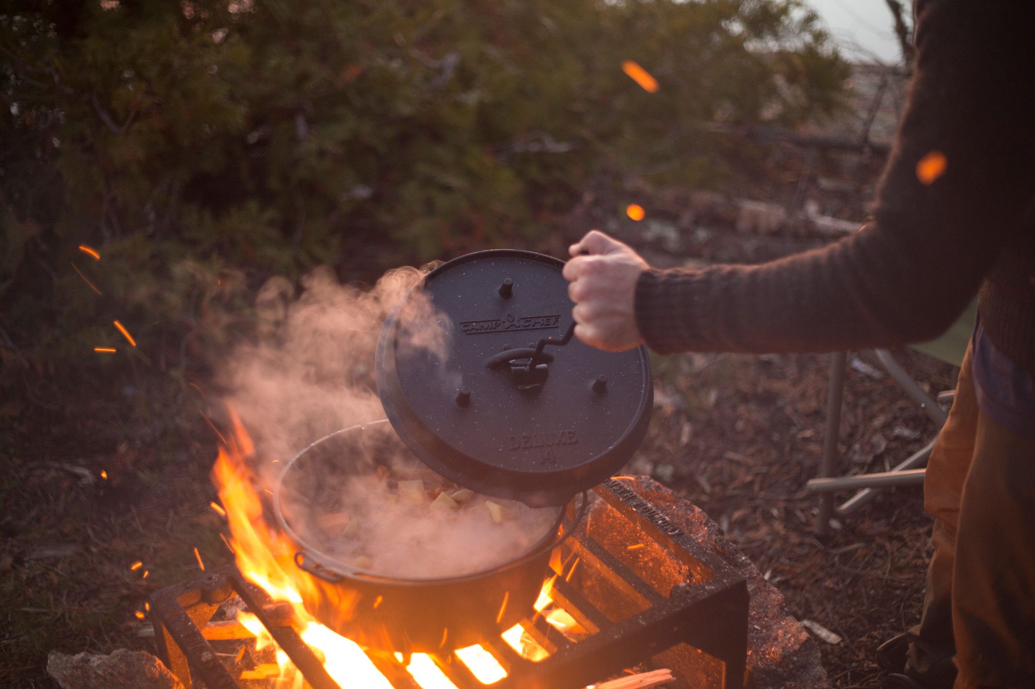 Camp Chef 16-Inch Pre-Seasoned Cast Iron Classic Standard Dutch Oven - 10  Quart